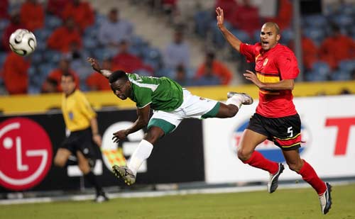 北京男篮在俱乐部杯首战惨败，内线劣势明显，外援表现疲软，青岛男篮以较大优势取胜。（北京男篮俱乐部杯首秀惨败：内线短板暴露、外援乏力，青岛大胜）