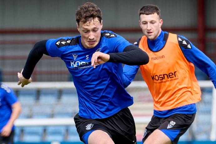 巴萨客战塞尔塔大名单：莱万领衔，孔德、亚马尔、德容在列（巴萨出征塞尔塔名单：莱万压阵，孔德、亚马尔与德容入选）