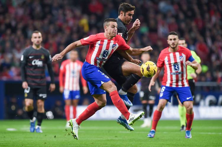 利物浦本赛季状态低迷，引援失误和阵容问题导致萨拉赫被冷宫，球队内部矛盾加剧。（利物浦赛季表现不佳：引援不当、阵容失衡致萨拉赫遭雪藏，队内矛盾升级）