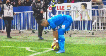 19岁212天，麦利是纽卡队史第二年轻在英超单场传射的球员