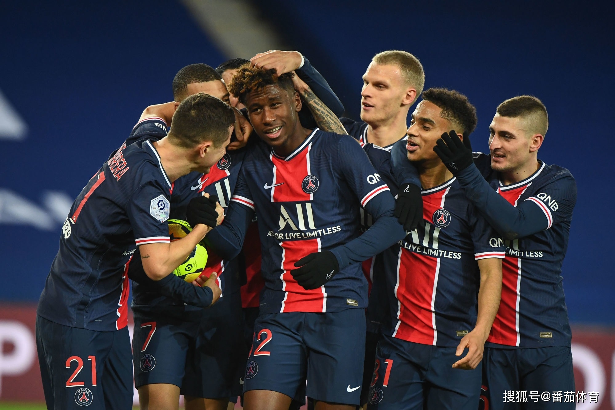 雄鹿替补席发光表现抢眼（雄鹿替补群闪耀，表现亮眼）