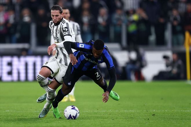 拿来吧你！柏林赫塔球员一把抢过对手教练给球员的战术小纸条（赛场突发：柏林赫塔球员当众夺走对方教练递给球员的战术纸条）