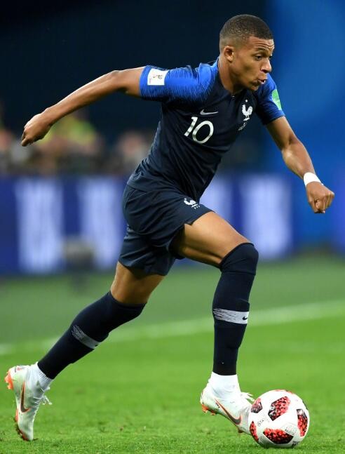 被球迷询问是否会考虑加盟阿森纳，库尼亚大笑回应（被问是否加盟阿森纳，库尼亚笑着回应）