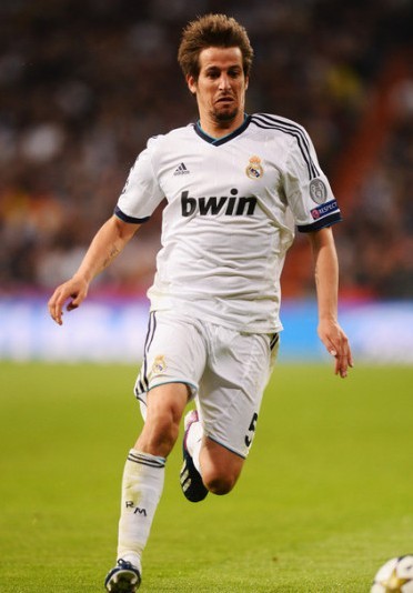 多队争抢顶级射手场面激烈（多队竞逐顶级射手 竞争白热化）