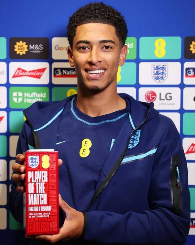 球迷比赛期间骂尤文踢得太烂，斯帕莱蒂回击：你们想怎样？（比赛中球迷怒斥尤文表现糟糕，斯帕莱蒂回怼：你们还想要什么？）