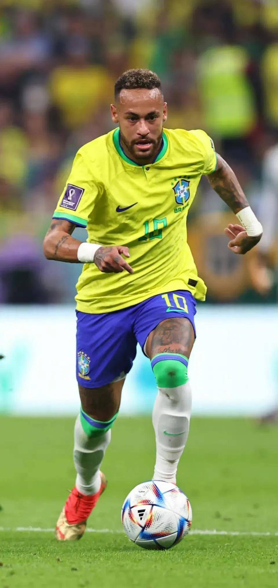 罗伯逊：萨拉赫是队史最佳之一，希望能继续与他并肩作战（罗伯逊盛赞萨拉赫为队史顶尖之一，盼继续与其并肩作战）