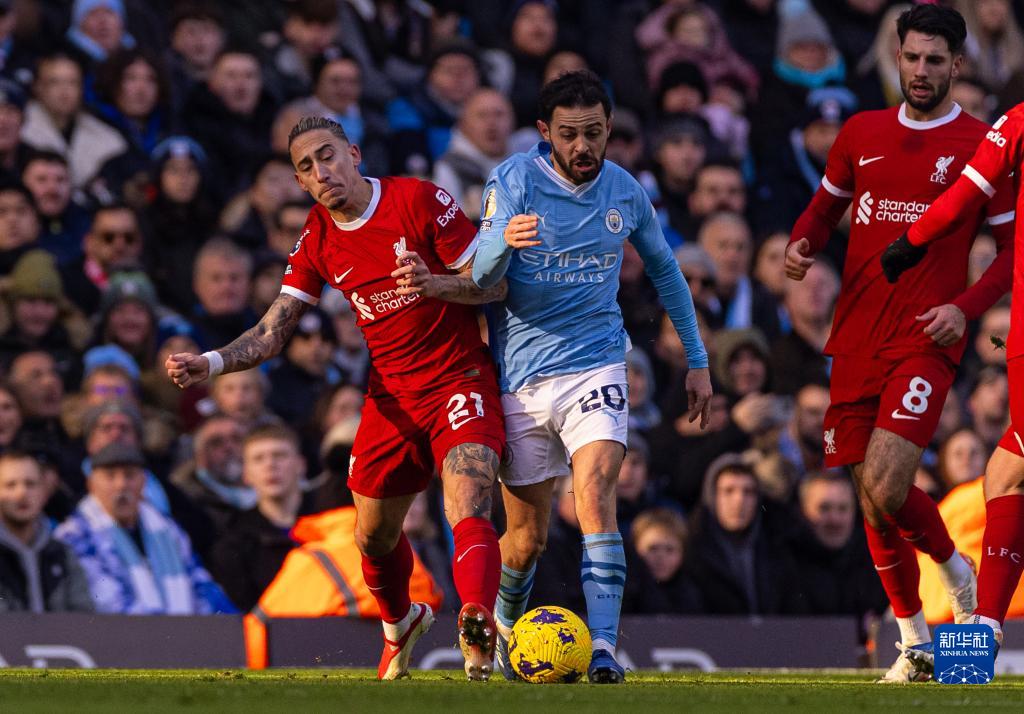 湖人半场高效，两项命中率均超5成，两队狂轰16记三分（半场火力全开！湖人双命中率破50%，两队合飙16记三分）