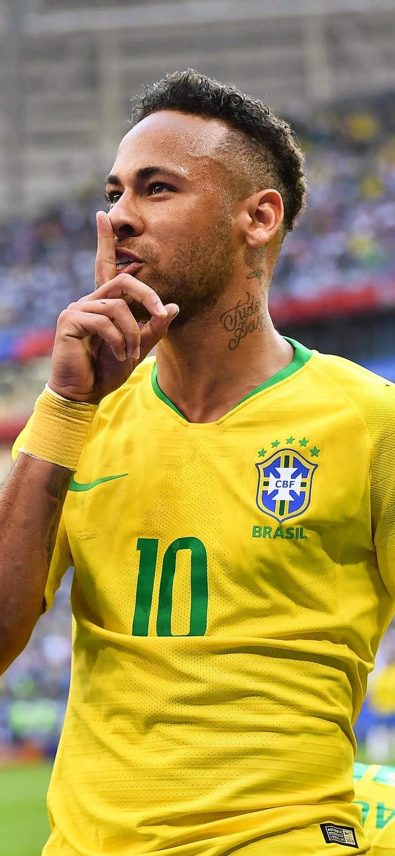 歌名应景，著名歌唱家波切利在世界杯抽签仪式演唱《今夜无人入眠》（世界杯抽签仪式上，波切利献唱《今夜无人入眠》，曲名颇为应景）